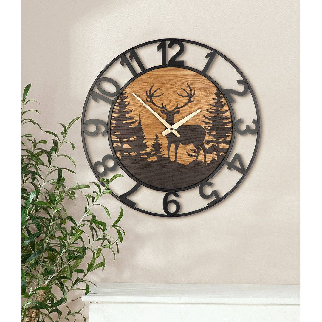 Wanduhr Waldesruh – dekorative Wanduhr mit Hirschmotiv in Natur und Schwarz