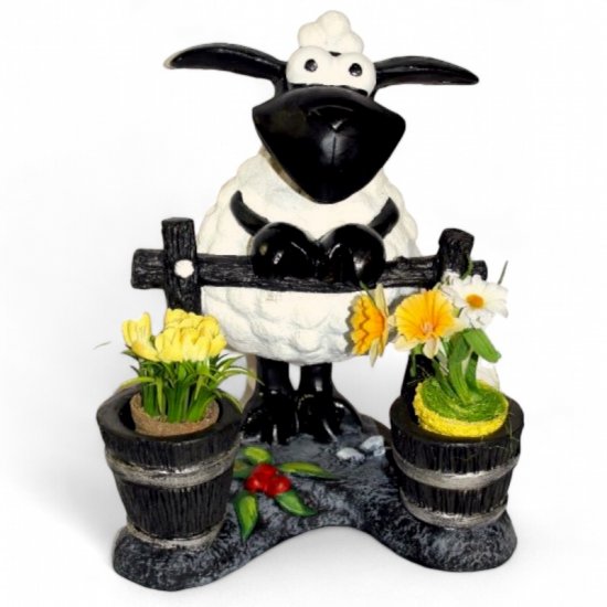 Molly am Zaun mit Blumentöpfen aus Kunstharz – originelle Dekofigur für Haus und Garten