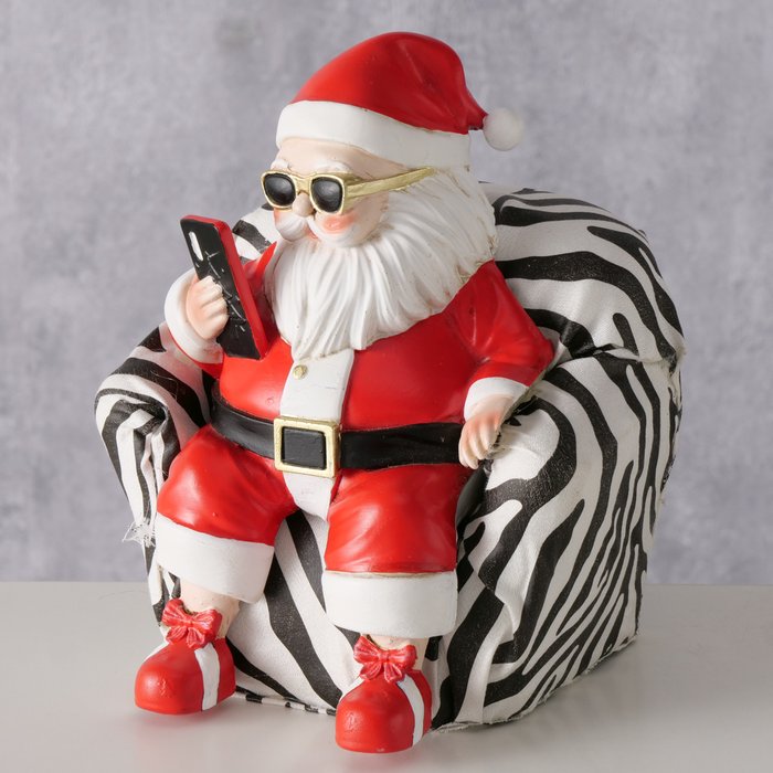 Dekofigur Weihnachtsmann im Sessel – handgemalte Figur aus Kunstharz in Rot