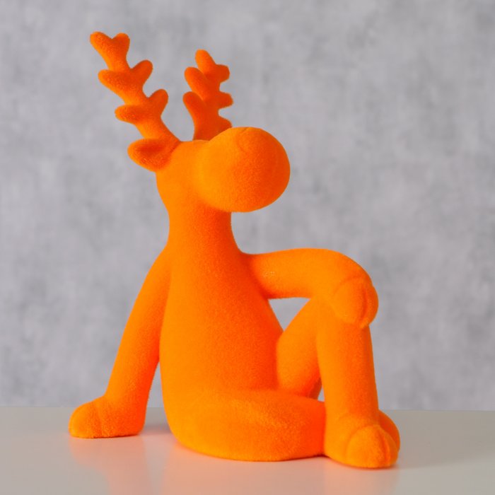 Figur Timor sitzend – moderner Deko Hirsch in Orange mit beflockter Oberfläche