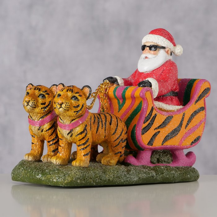 Weihnachtsfigur Santa mit Tiger Schlitten, handgemalt, 15 cm lang