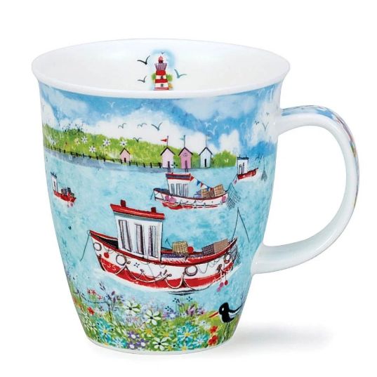 Porzellan-Becher „Coastal View Boats“ – Nevis Becher aus Bone China mit maritimem Küstenmotiv