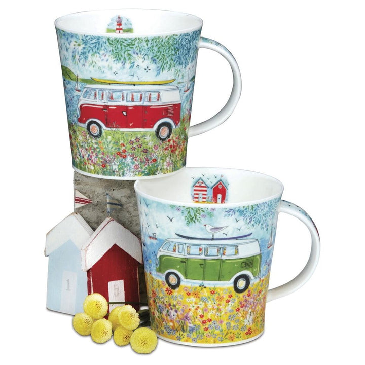 Porzellan-Becher „Cool Campers Green“ – Cairngorm Becher aus Bone China mit Camping Motiv