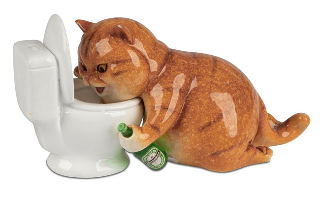 Deko Katze vor Toilette aus Kunststein – humorvolle Katzenfigur mit Bierflasche, 15 cm