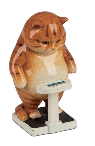Deko Katze auf Personenwaage aus Kunststein – humorvolle Katzenfigur mit glänzender Oberfläche, 13 cm