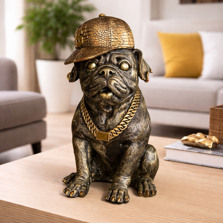 Dekofigur Mops mit Cap und Kette – stylische Tierfigur aus Kunstharz in Gold und Schwarz