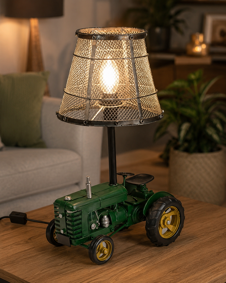 Lampe Traktor Grün aus Metall – Vintage Tischlampe im Landhaus Stil