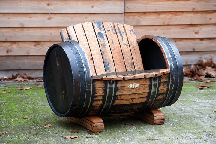 Whisky Stuhl kräftig geölt aus Eichenholz, rustikaler Fass Sessel aus recyceltem Holz