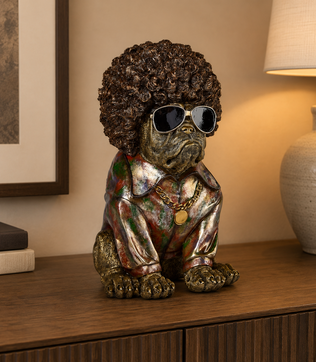 Deko Bulldogge mit Afro Frisur und Sonnenbrille – Kunststein Figur in Antik Gold, 30 cm