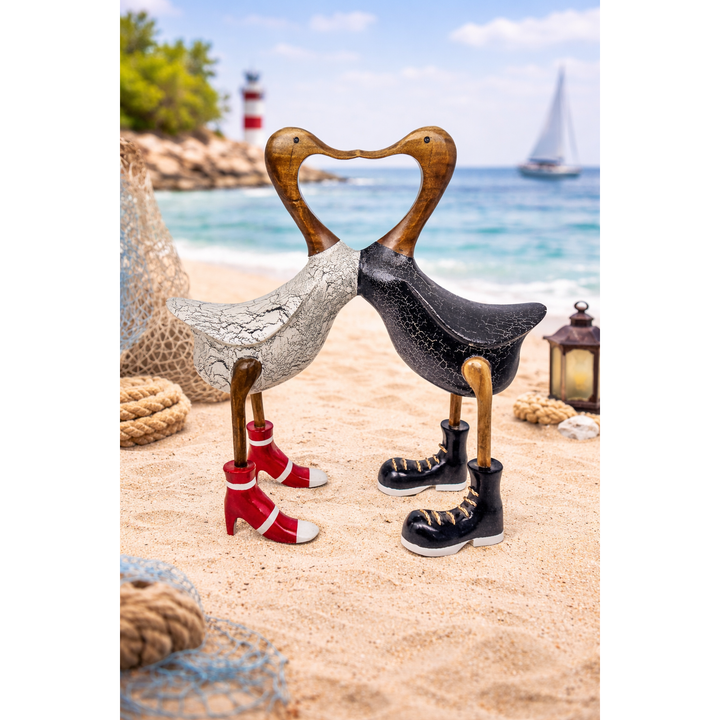 Doppelente Love – 29 cm – dekorative Holzfigur aus Bambus mit Herzmotiv