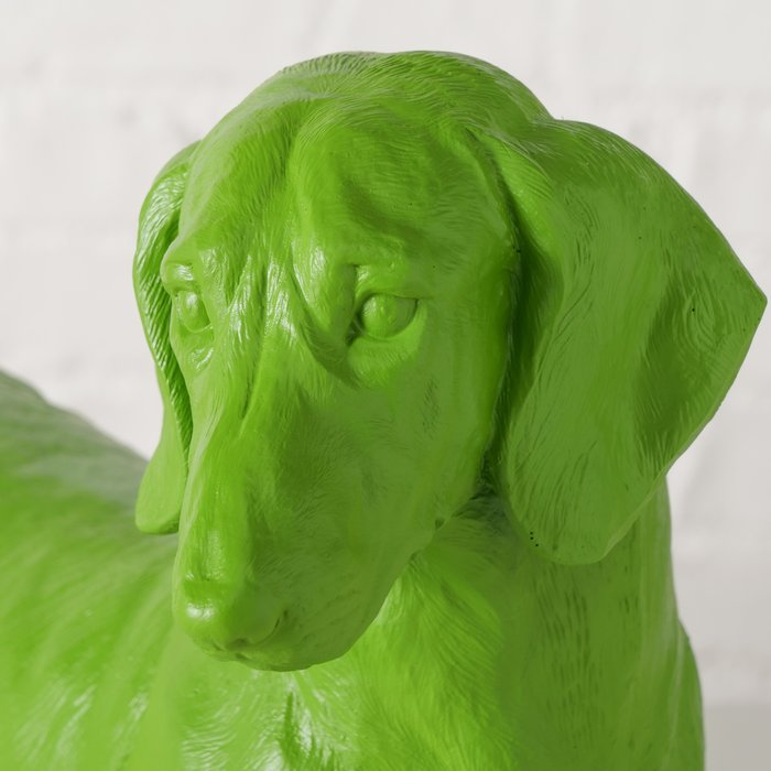 Figur Wuffy – Moderner Dackel in lebendigem Grün