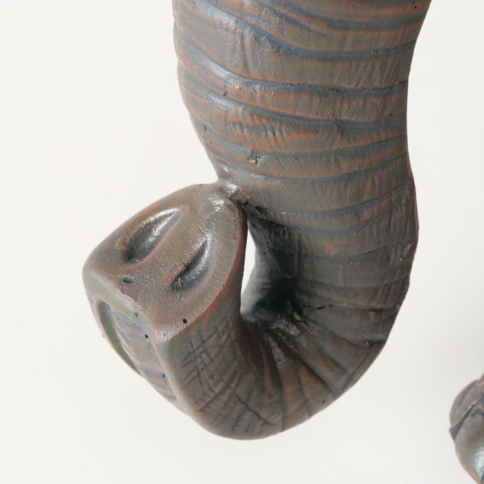 Tisch Elephant