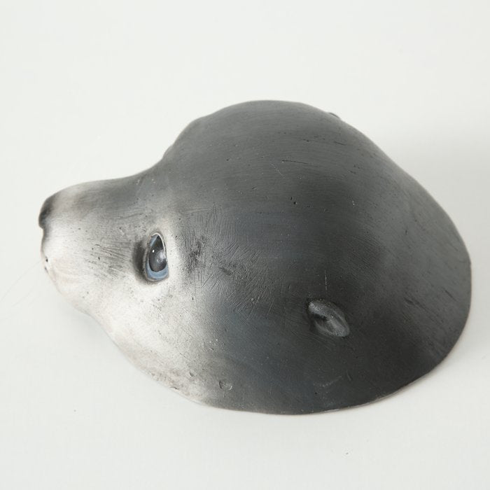 Schwimmfigur Seehund Poggy – maritime Tierfigur aus Kunststoff in Grau