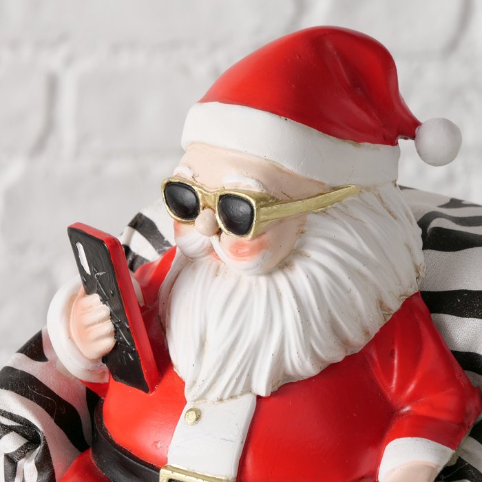 Dekofigur Weihnachtsmann im Sessel – handgemalte Figur aus Kunstharz in Rot