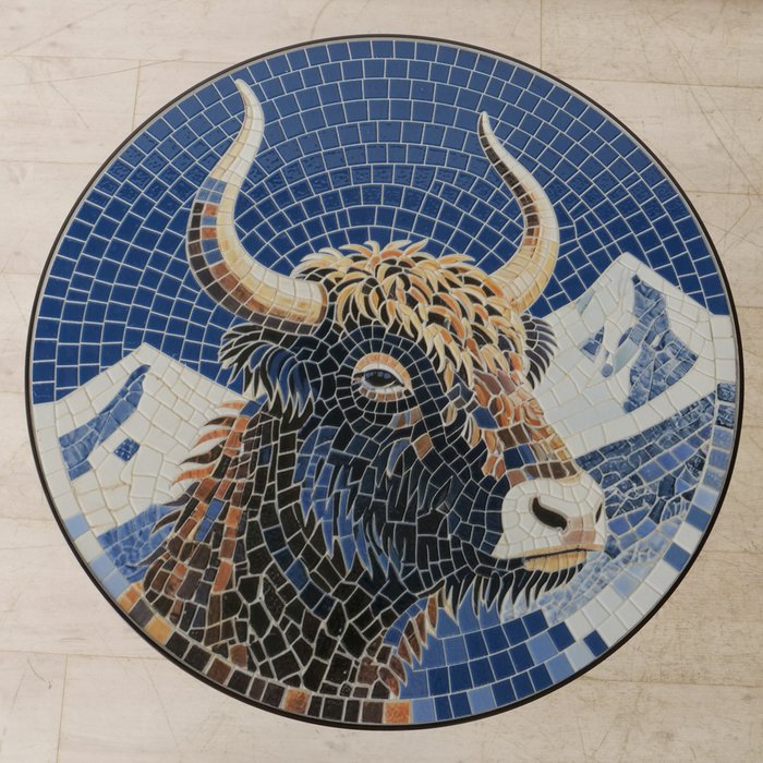 Beistelltisch Stier aus Metall mit Keramik Tischplatte
