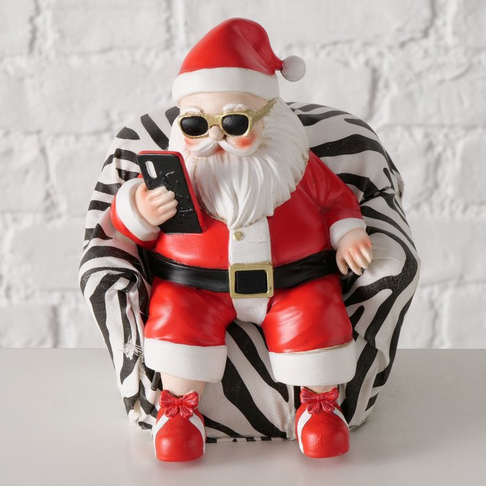 Dekofigur Weihnachtsmann im Sessel – handgemalte Figur aus Kunstharz in Rot