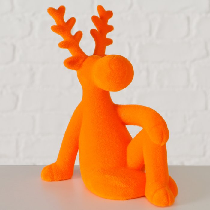 Figur Timor sitzend – moderner Deko Hirsch in Orange mit beflockter Oberfläche