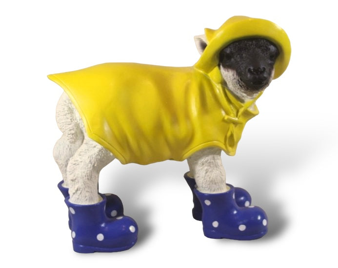 Deko Lamm mit Regenmantel und Gummistiefeln aus Kunststein – originelle Tierfigur für Haus und Garten