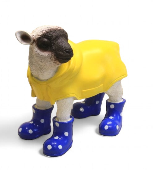 Deko Lamm mit Regenmantel und blauen Gummistiefeln aus Kunststein – originelle Tierfigur für Haus und Garten
