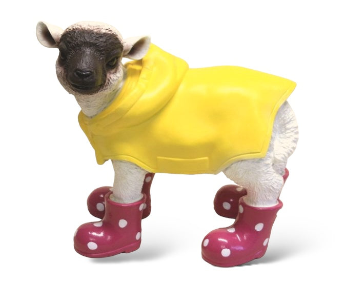 Deko Lamm mit Regenmantel und brombeerfarbenen Gummistiefeln aus Kunststein – originelle Tierfigur für Haus und Garten
