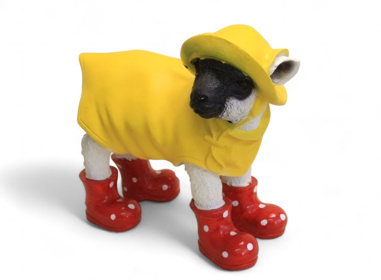 Deko Lamm mit Regenmantel und roten Gummistiefeln aus Kunststein – originelle Tierfigur für Haus und Garten