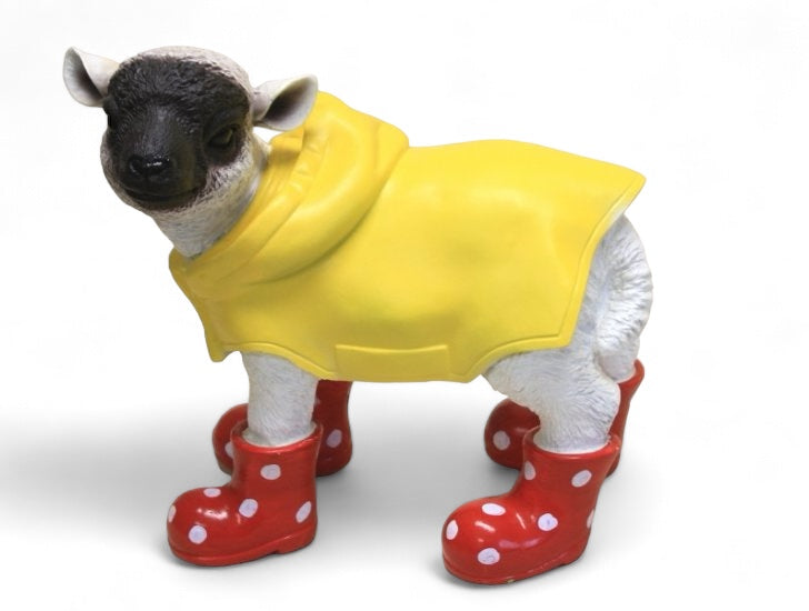 Deko Lamm mit Regenmantel und roten Gummistiefeln aus Kunststein – originelle Tierfigur für Haus und Garten