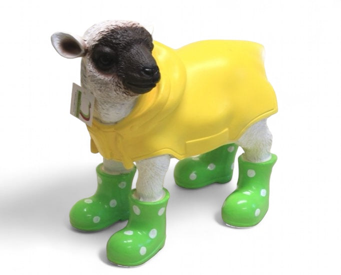 Deko Lamm mit Regenmantel und grünen Gummistiefeln aus Kunststein – originelle Tierfigur für Haus und Garten