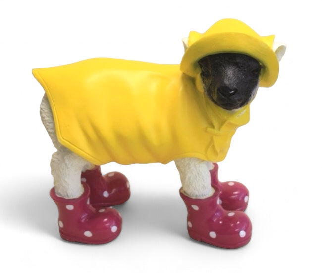 Deko Lamm mit Regenmantel und Gummistiefeln Brombeer aus Kunststein – originelle Tierfigur für Haus und Garten