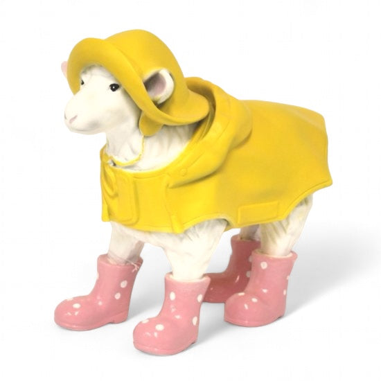 Deko Schaf mit Regenmantel und rosa Gummistiefeln aus Kunstharz – originelle Tierfigur für Haus und Garten