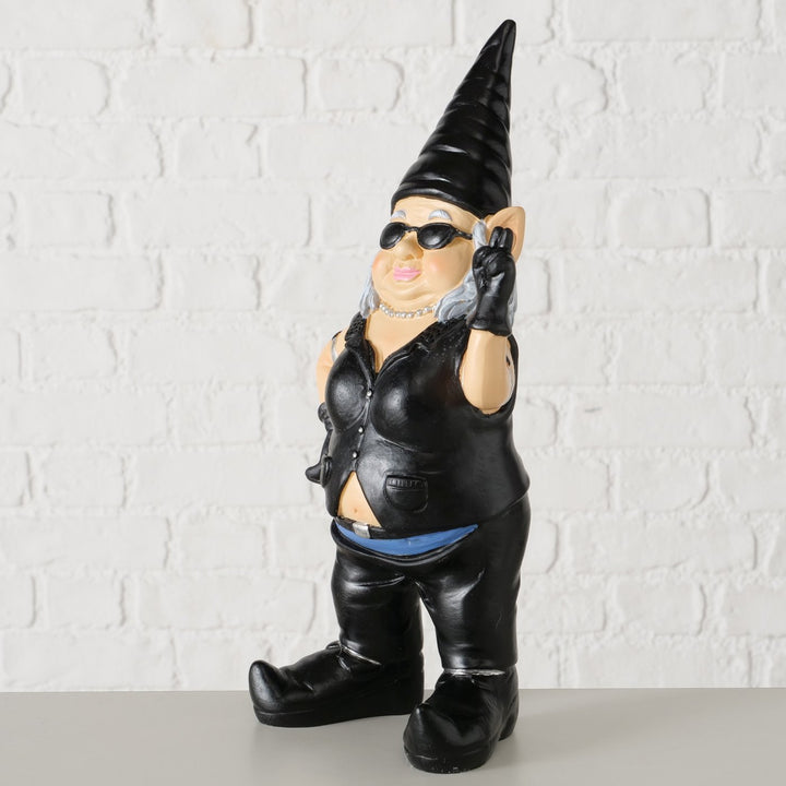 Rockige Gartenzwerg Dame mit Lederweste und Sonnenbrille