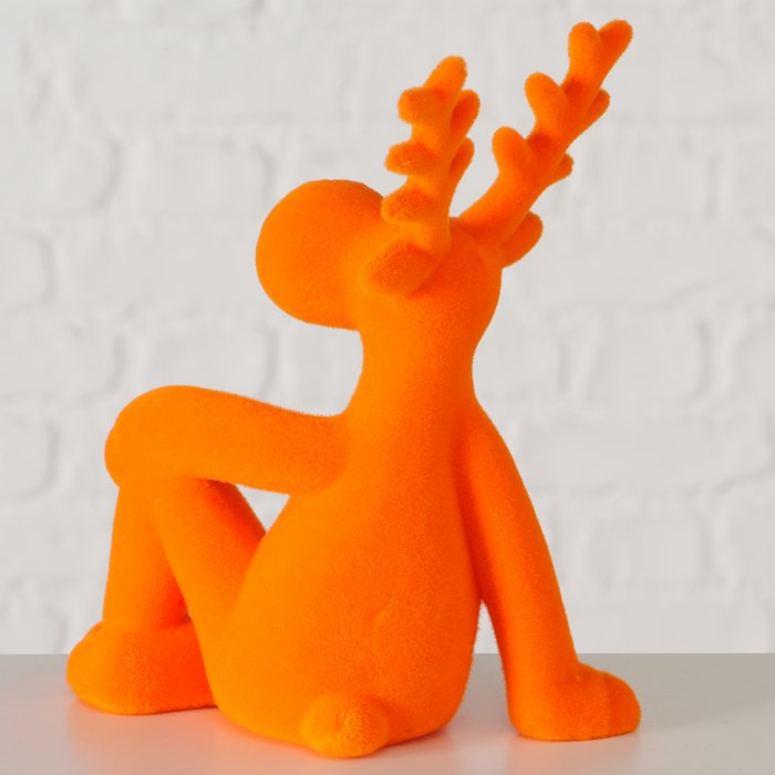 Figur Timor sitzend – moderner Deko Hirsch in Orange mit beflockter Oberfläche