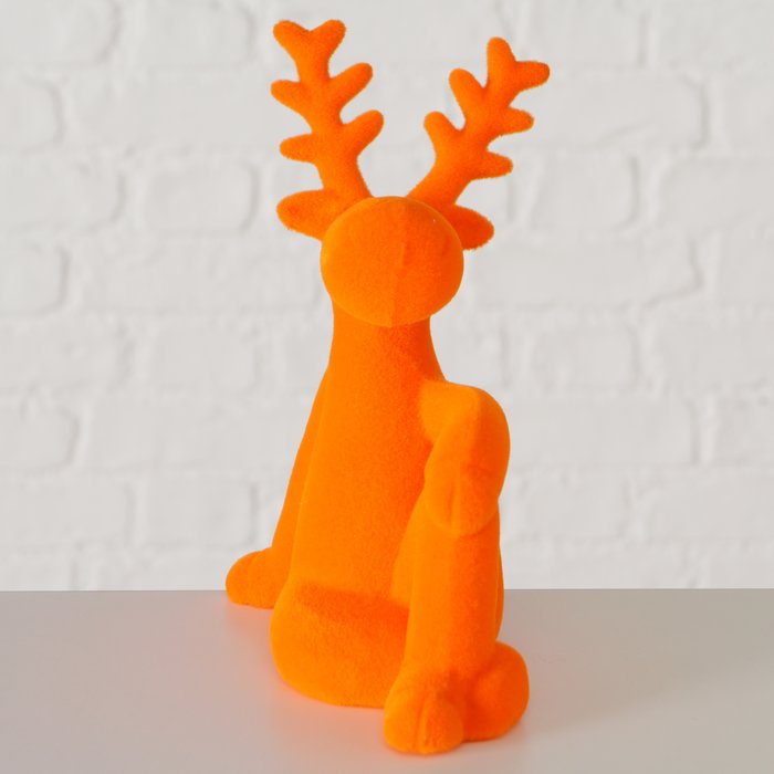 Figur Timor sitzend – moderner Deko Hirsch in Orange mit beflockter Oberfläche