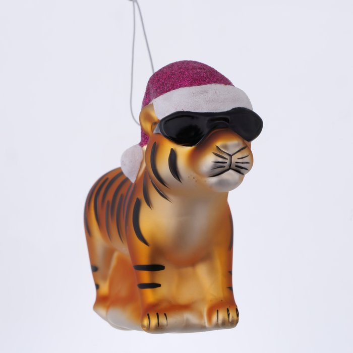 Weihnachtsanhänger Tiger – handgemalter Christbaumschmuck aus Glas in Orange mit Glitzermütze