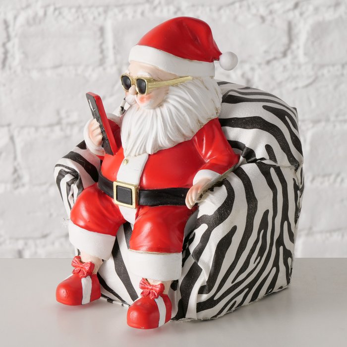 Dekofigur Weihnachtsmann im Sessel – handgemalte Figur aus Kunstharz in Rot