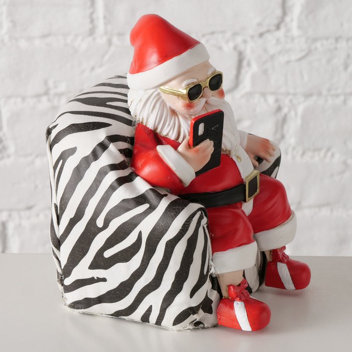 Dekofigur Weihnachtsmann im Sessel – handgemalte Figur aus Kunstharz in Rot