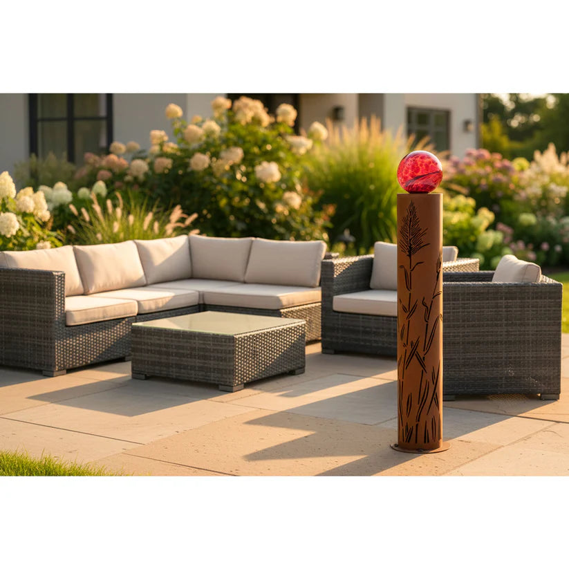 Säule China mit Glaskugel – dekorative Gartensäule aus Metall in Edelrost Optik
