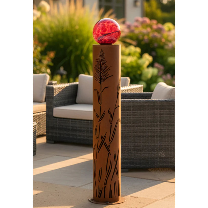 Säule China mit Glaskugel – dekorative Gartensäule aus Metall in Edelrost Optik