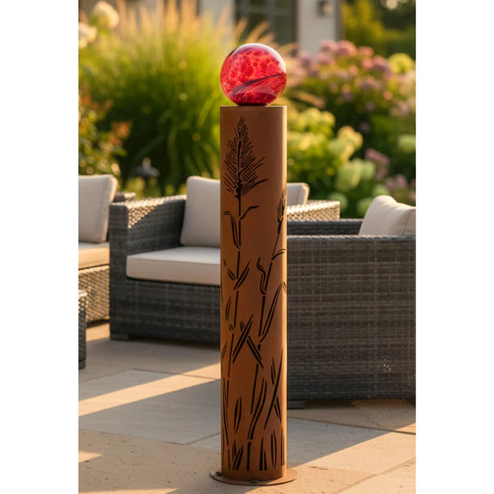 Säule China mit Glaskugel – dekorative Gartensäule aus Metall in Edelrost Optik