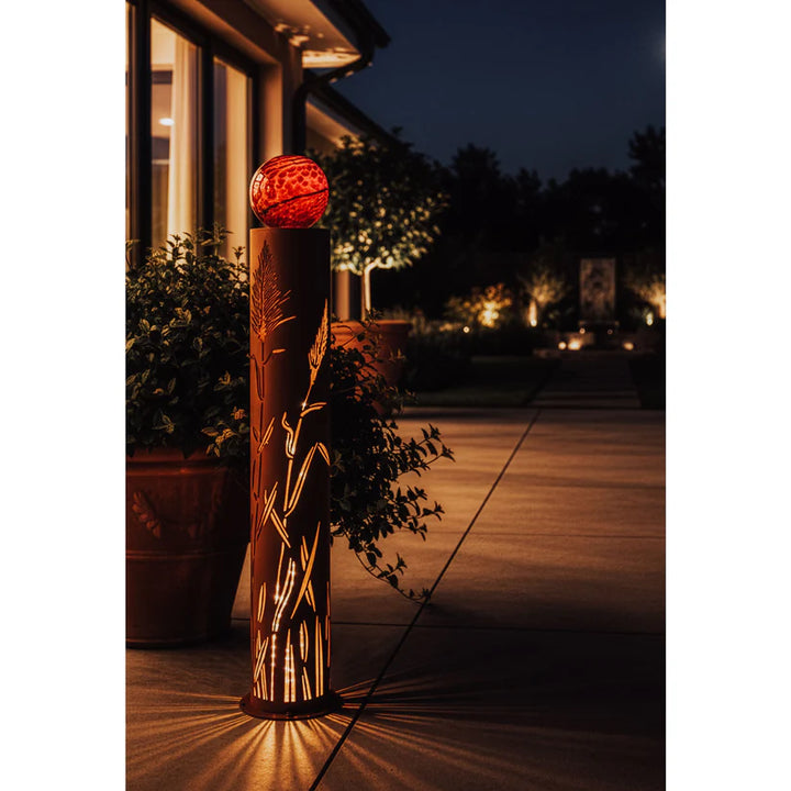 Säule China mit Glaskugel – dekorative Gartensäule aus Metall in Edelrost Optik