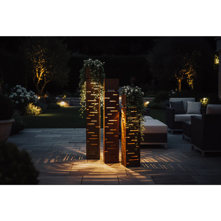 Säule Streifen – dekorative Gartensäulen aus Metall in Edelrost Optik im 3er Set