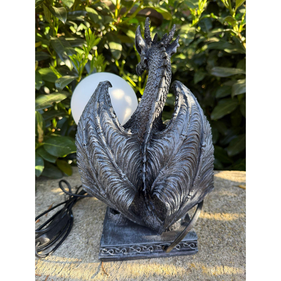 Tischlampe „Drache“ – Mystisches Design aus Kunstharz