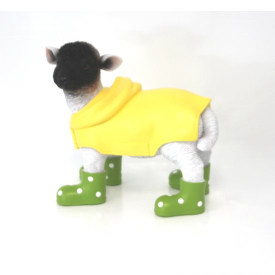 Deko Lamm mit Regenmantel und grünen Gummistiefeln aus Kunstharz – originelle Tierfigur für Haus und Garten