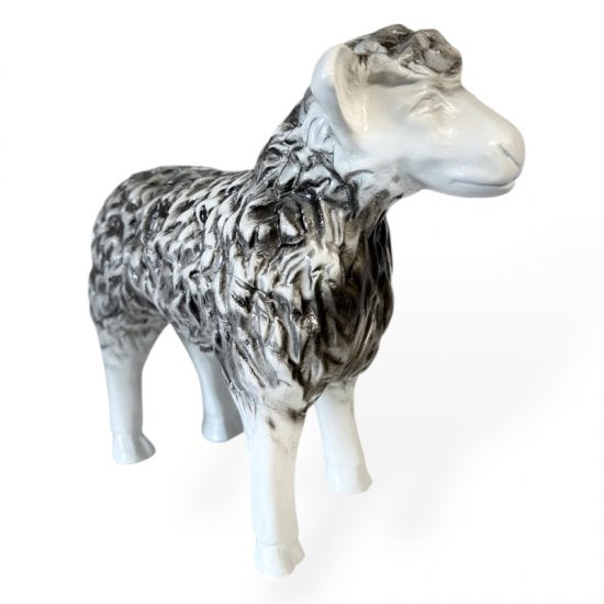 Deko Schaf Grau aus Kunstharz – stilvolle Tierfigur für Haus und Garten