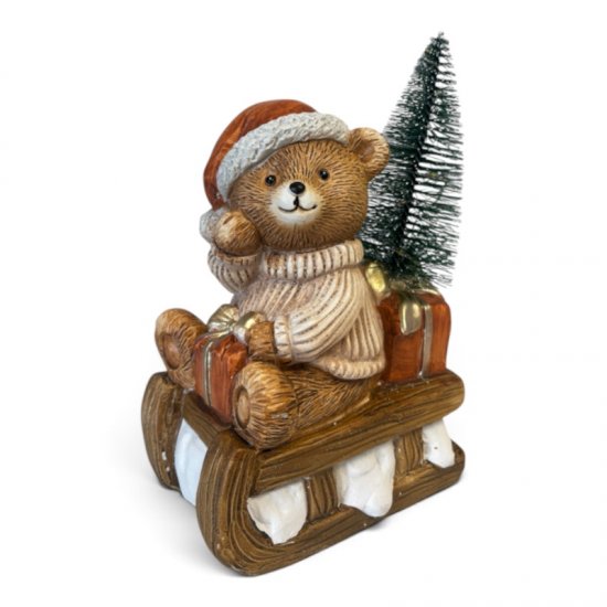 Weihnachtsbär auf Schlitten mit Tannenbaum, dekorative Weihnachtsfigur aus Kunstharz, 17 cm