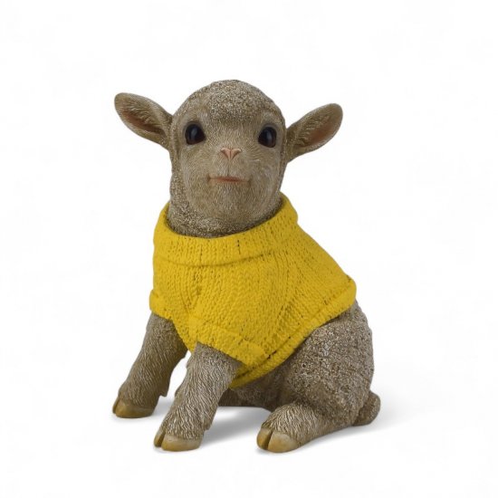 Deko Lamm mit gelbem Strickpullover aus Kunstharz – niedliche Tierfigur für Haus und Garten