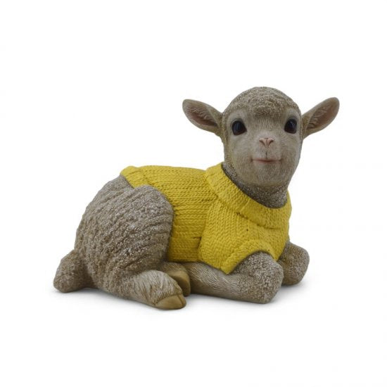 Deko Lamm liegend mit gelbem Strickpullover aus Kunstharz – niedliche Tierfigur für Haus und Garten