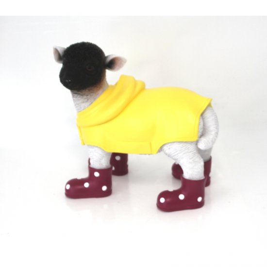 Deko Lamm mit Regenmantel und brombeerfarbenen Gummistiefeln aus Kunstharz – originelle Tierfigur für Haus und Garten