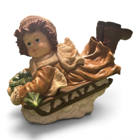 Mädchen auf Schlitten XXL, dekorative Winterfigur aus Kunstharz, 44 cm