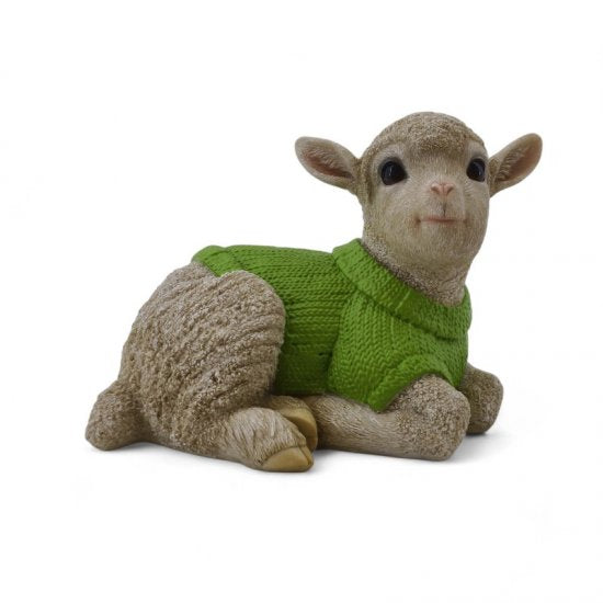 Deko Lamm liegend mit grünem Strickpullover aus Kunstharz – niedliche Tierfigur für Haus und Garten