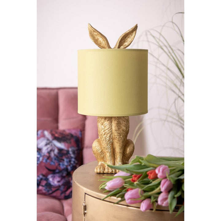 Tischlampe Kaninchen – dekorative Designlampe aus Polyresin in Gold mit gelbem Lampenschirm